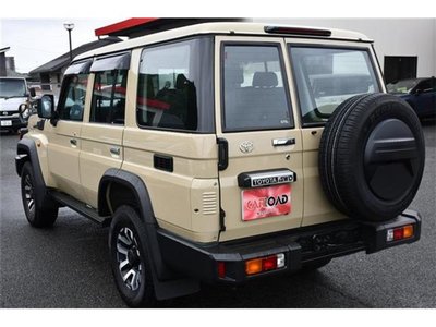 TOYOTA LAND CRUISER 70 - 9