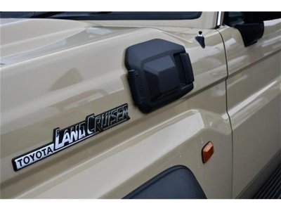 TOYOTA LAND CRUISER 70 - 7