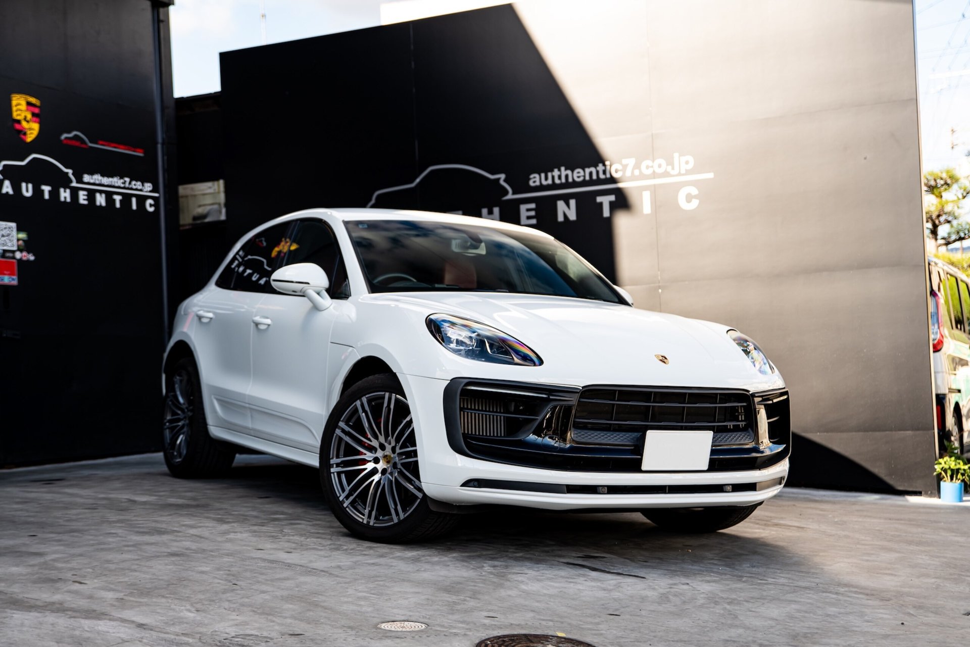 PORSCHE MACAN - View 1