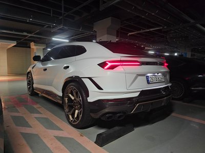صورة 5 لـ 2024 Lamborghini URUS