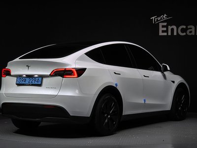 TESLA MODEL Y - 5