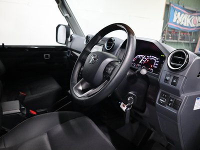 TOYOTA LAND CRUISER 70 - 3