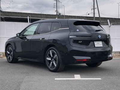 BMW IX - 6