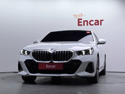 2025 BMW 5 SERIES — фото 2