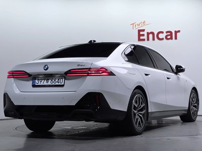 2025 BMW 5 SERIES — фото 3