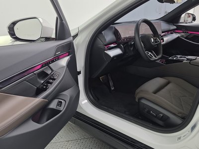 2025 BMW 5 SERIES — миниатюра 13