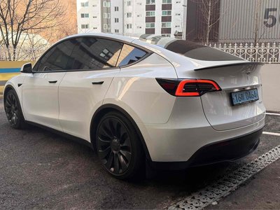 TESLA MODEL Y - 5