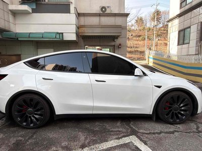 TESLA MODEL Y - 3