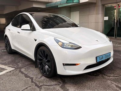 TESLA MODEL Y - 4