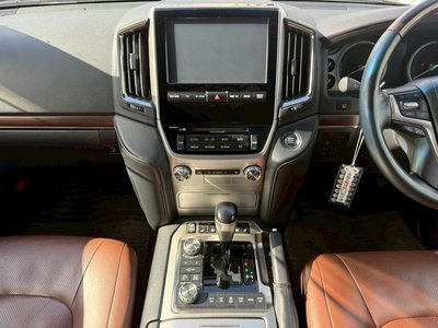 TOYOTA LAND CRUISER 200 - 10