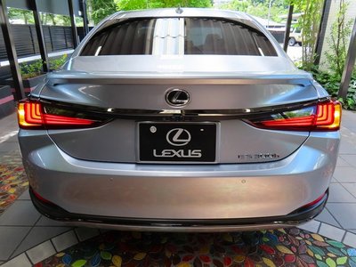 2025 Lexus ES — миниатюра 18
