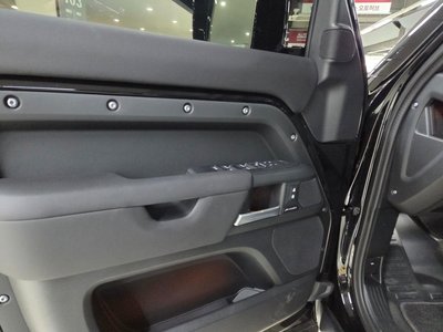 LAND ROVER DEFENDER - 9