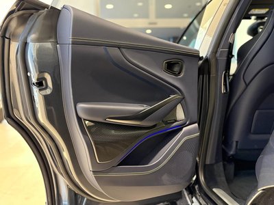 ASTON MARTIN DBX - 9