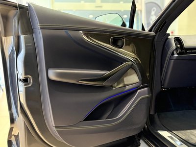 ASTON MARTIN DBX - 8