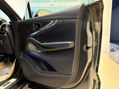 ASTON MARTIN DBX - 6