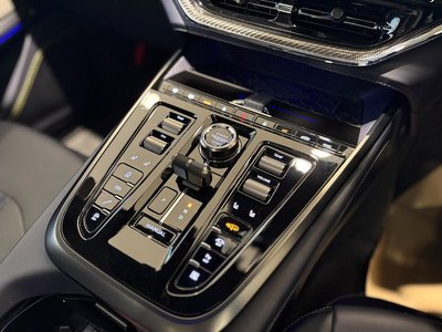 ASTON MARTIN DBX - 4