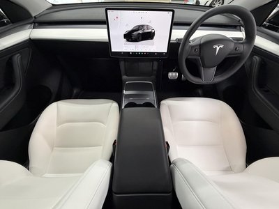 TESLA MODEL Y - 4