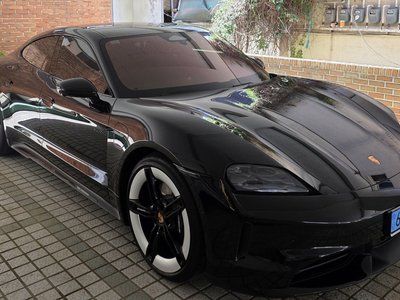 2026 Porsche TAYCAN photo 7