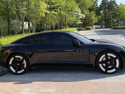 2026 Porsche TAYCAN photo 3