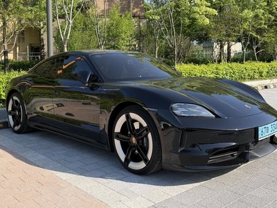 2026 Porsche TAYCAN photo 2