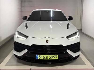 2024 Lamborghini URUS photo 2