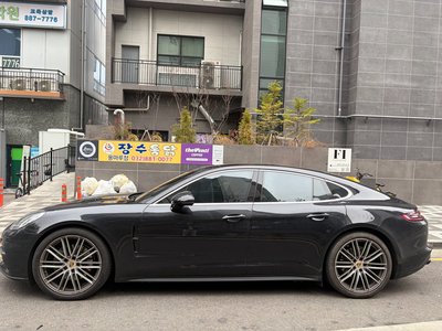 PORSCHE PANAMERA - 4