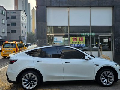 TESLA MODEL Y - 8