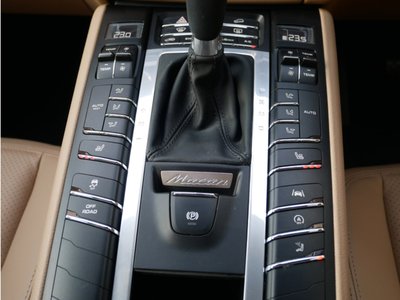 PORSCHE MACAN - 8