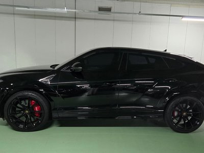 LAMBORGHINI URUS - 8