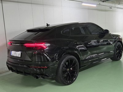 LAMBORGHINI URUS - 4