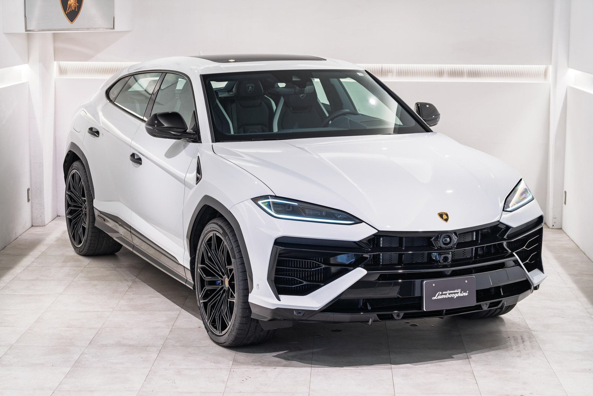 LAMBORGHINI URUS - View 1