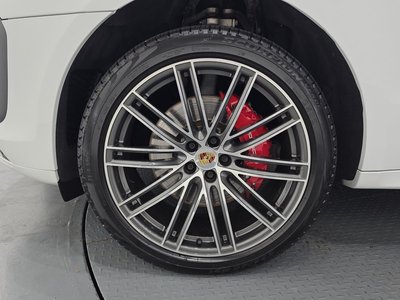 2023 Porsche MACAN photo 6