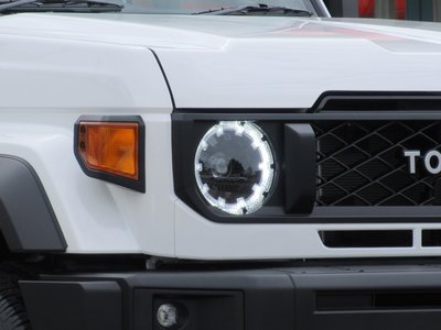 TOYOTA LAND CRUISER 70 - 8