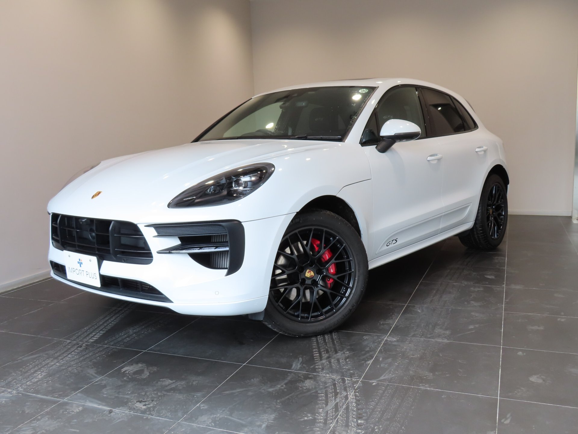 PORSCHE MACAN - View 1