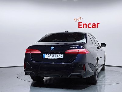 2025 BMW 5 SERIES — фото 4