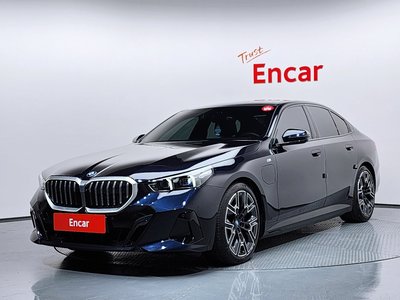 2025 BMW 5 SERIES — фото 1