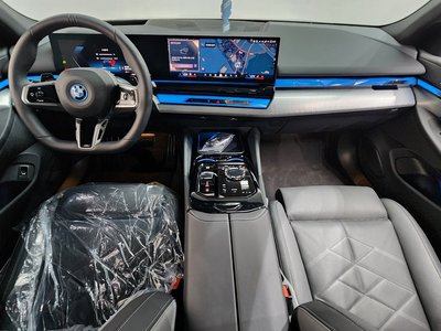 2025 BMW 5 SERIES — фото 5
