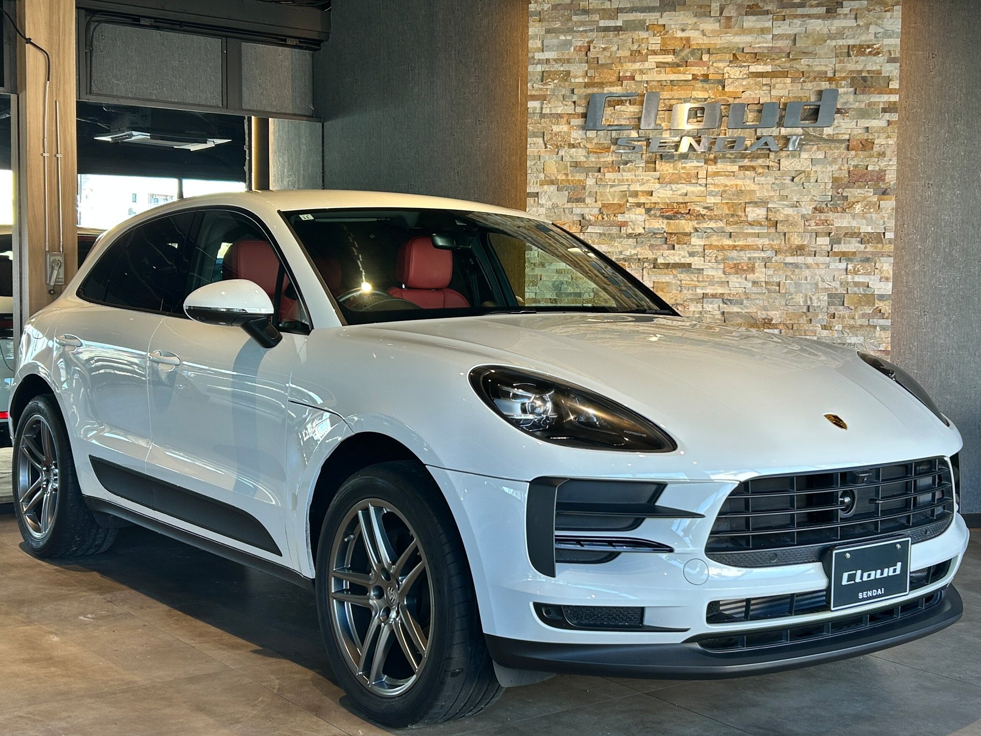 PORSCHE MACAN - View 1