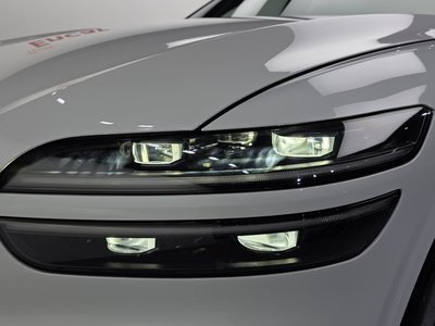 صورة 9 لـ 2022 Genesis GV70