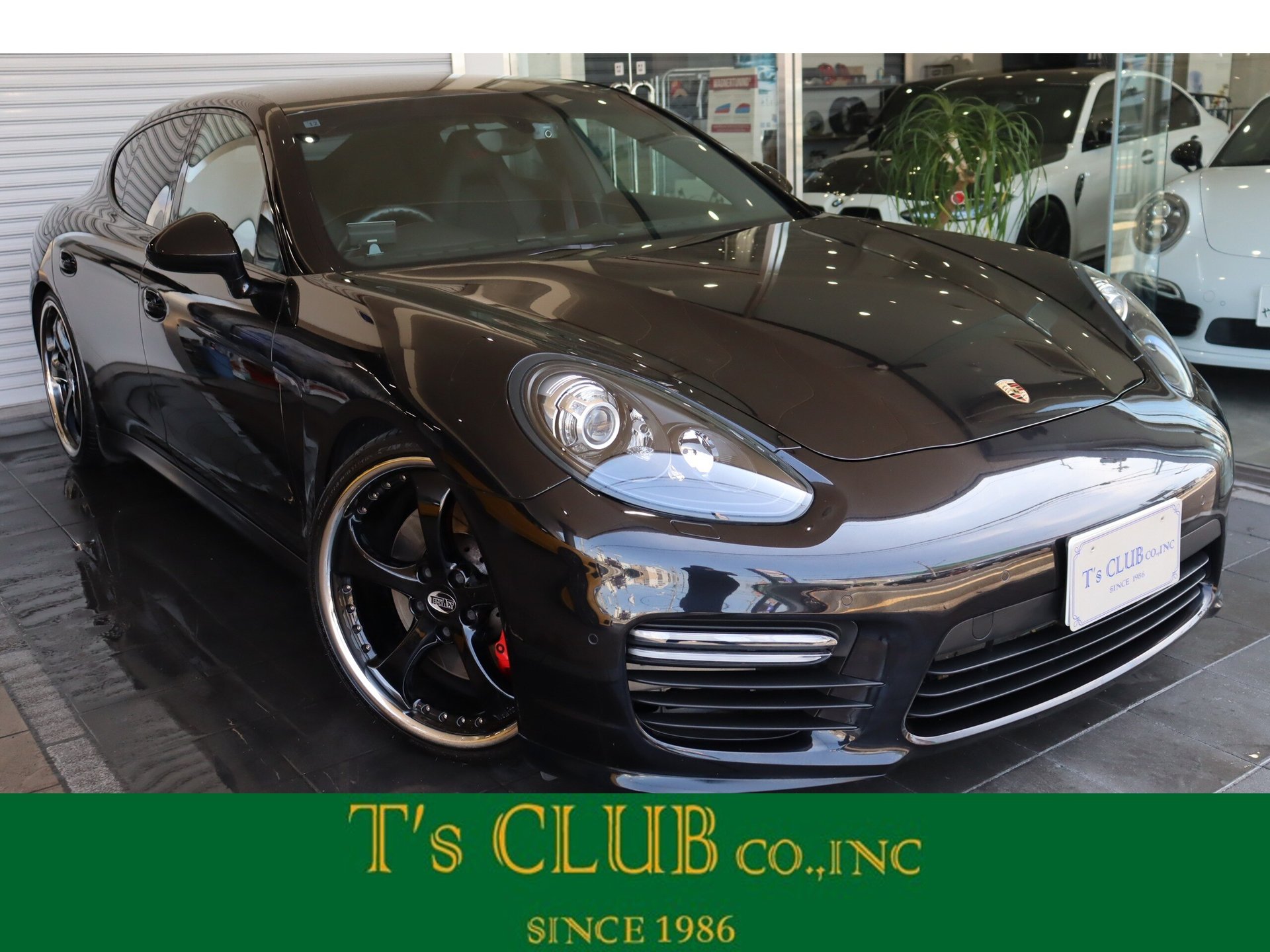 PORSCHE PANAMERA - View 1