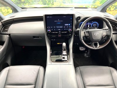 2025 Toyota VELLFIRE — фото 2