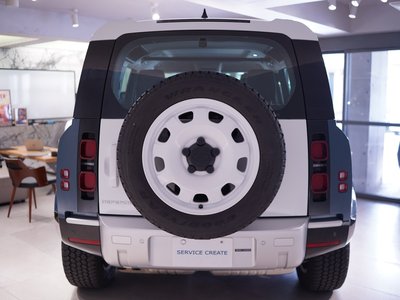 LAND ROVER DEFENDER - 8