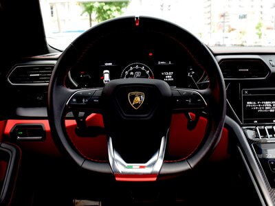 LAMBORGHINI URUS - 9