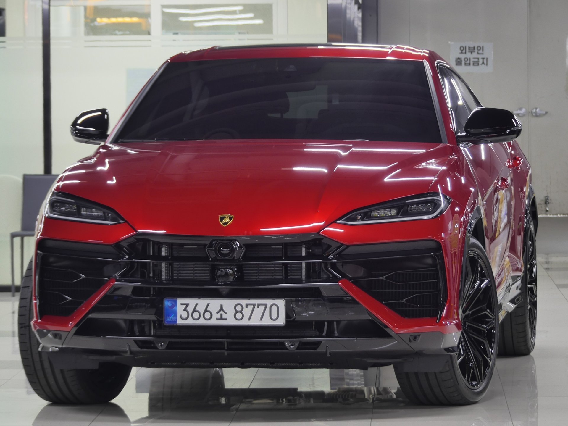LAMBORGHINI URUS - View 1