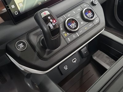 LAND ROVER DEFENDER - 9