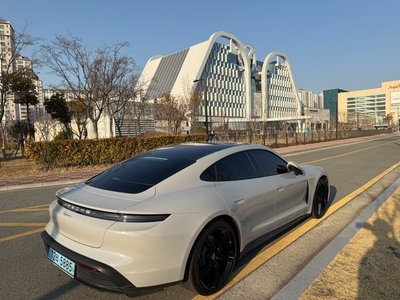 PORSCHE TAYCAN - 6