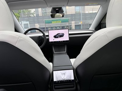 TESLA MODEL Y - 7