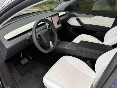 TESLA MODEL Y - 8