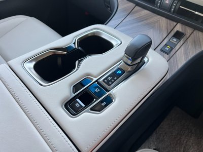 صورة 49 لـ 2024 Lexus LM