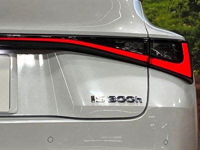 2021 Lexus IS — миниатюра 33